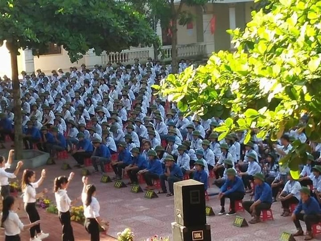 Cả trường đội mũ cối trong ngày khai giảng - 7 Cả trường đội mũ cối trong ngày khai giảng - 7