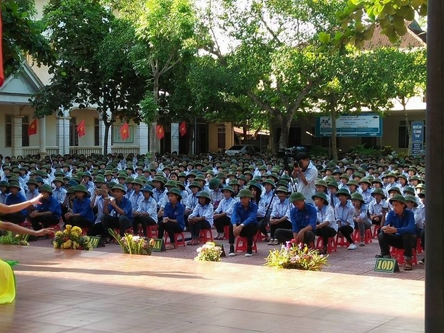 Cả trường đội mũ cối trong ngày khai giảng - 9 Cả trường đội mũ cối trong ngày khai giảng - 9