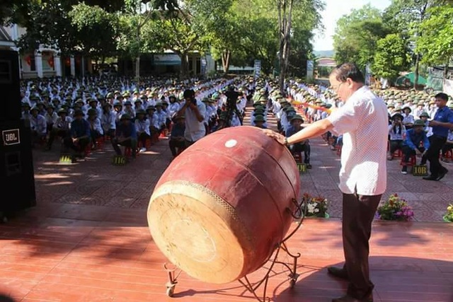 Cả trường đội mũ cối trong ngày khai giảng - 1 Thầy Phan Bá Tiến - Hiệu trưởng Trường THPT Thanh Chương 3 đánh trống ngày khai giảng năm học mới.
