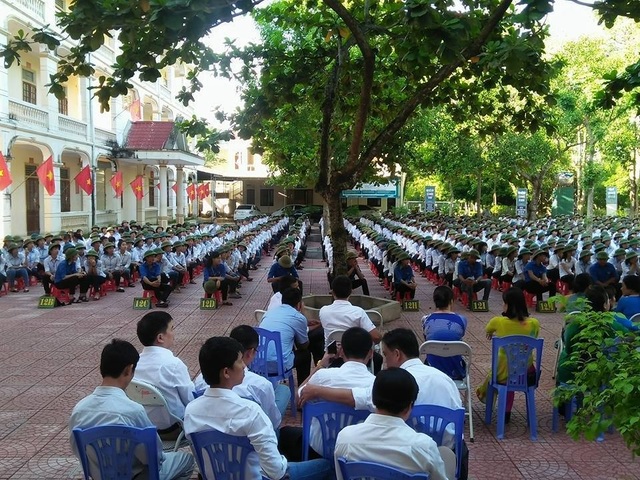 Cả trường đội mũ cối trong ngày khai giảng - 10 Cả trường đội mũ cối trong ngày khai giảng - 10