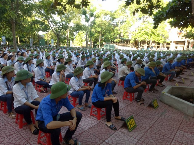 Cả trường đội mũ cối trong ngày khai giảng - 11 Cả trường đội mũ cối trong ngày khai giảng - 11