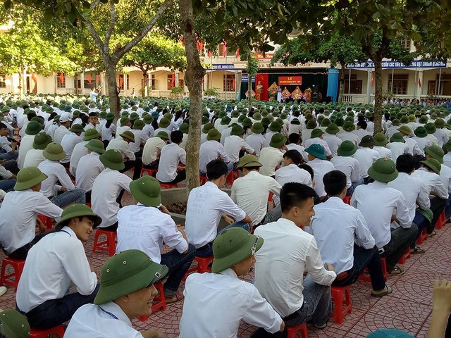 Cả trường đội mũ cối trong ngày khai giảng - 12 Cả trường đội mũ cối trong ngày khai giảng - 12