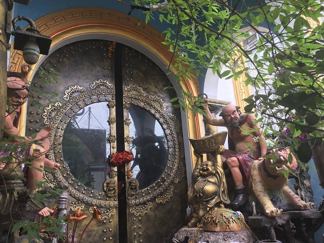 Ngôi nhà kỳ quái được ví như “hang động Ngưu Ma Vương” ở Hưng Yên - 5 Từ cổng dẫn vào nhà hàng chục các bức tượng được đặt la liệt