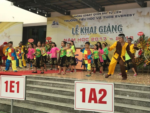 Rộn ràng lễ khai giảng năm học mới trên mọi miền Tổ quốc - 12 Rộn ràng lễ khai giảng năm học mới trên mọi miền Tổ quốc - 12