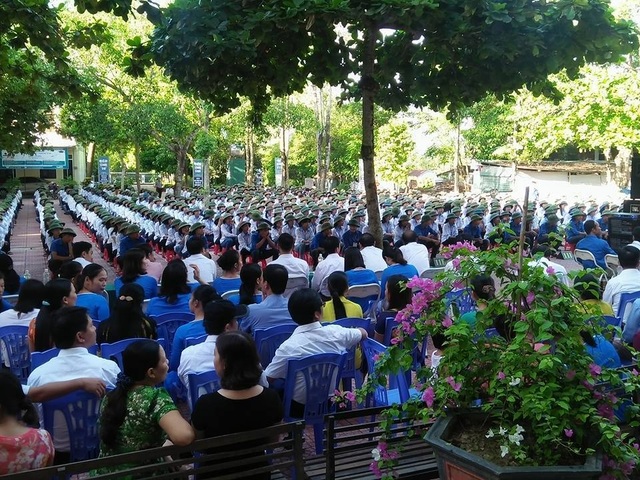 Cả trường đội mũ cối trong ngày khai giảng - 13 Toàn bộ học sinh của trường đều mặc áo trắng, đội mũ cối trong ngày khai giảng năm học mới để lại ấn tượng và đẹp mắt trong mọi người.