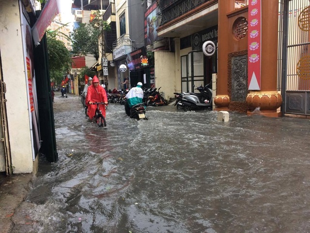 Hà Nội mưa 20 phút nước đã ngập nửa bánh xe - 7
Phố Quan Nhân nước ngập sâu chừng nửa mét.