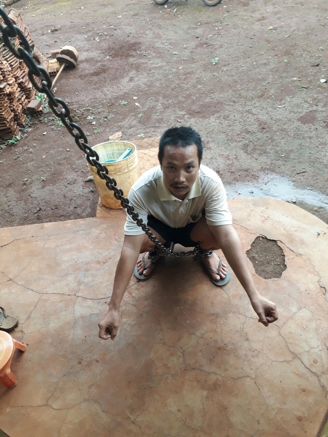Người phụ nữ khóc cạn nước mắt vì chồng tâm thần, con mắc bệnh nan y - 2
Chồng chị Thỏa bị tâm thần phải xích một chỗ