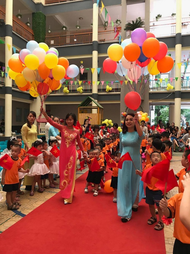 Rộn ràng lễ khai giảng năm học mới trên mọi miền Tổ quốc - 8
Cô trò trường MN song ngữ Hoa Trà My