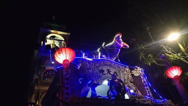Ngôi nhà kỳ quái được ví như “hang động Ngưu Ma Vương” ở Hưng Yên - 8 Trong 6 năm qua, căn nhà của anh Tưởng đã đón hàng trăm đoàn khách đến tham quan, chiêm ngưỡng