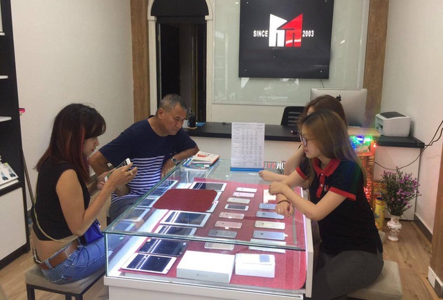 Tháng "cô hồn", smartphone cao cấp ế ẩm - 1 Người dùng hiện cân nhắc rất kỹ trong việc lựa chọn điện thoại cao cấp