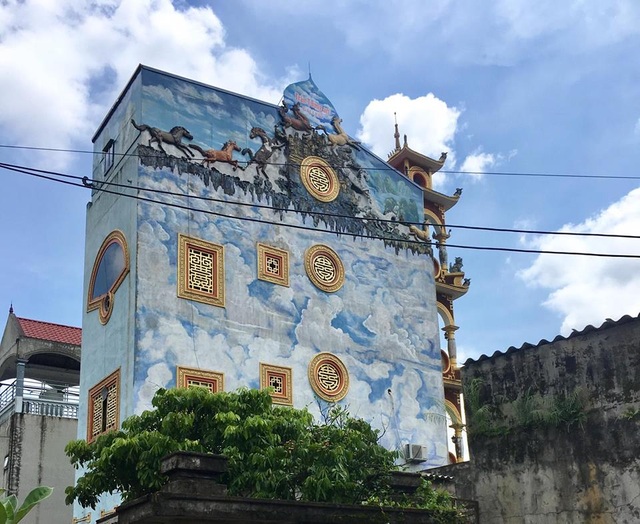 Ngôi nhà kỳ quái được ví như “hang động Ngưu Ma Vương” ở Hưng Yên - 3 Hai bên ngôi nhà được sơn màu xanh với những đám mây và hình ngựa