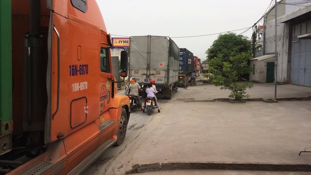 Ô tô "trốn" trạm BOT quốc lộ 5, đường liên xã ùn tắc nghiêm trọng - 2
Đường liên xã cũng khốn khổ vì trạm BOT