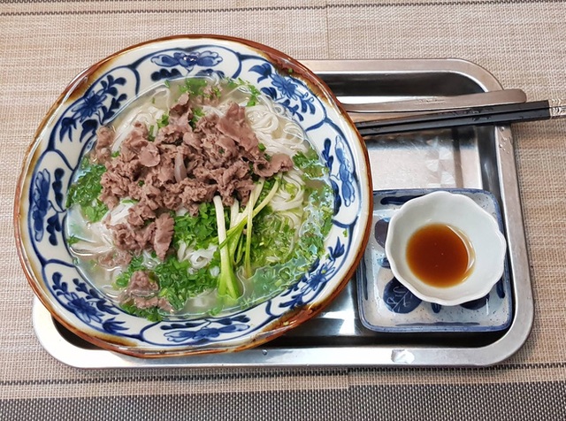 Mâm cơm mẹ chồng nấu cho nàng dâu ở cữ gây “sốt” vì quá đặc biệt - 7 Kể cả bữa sáng cô Thanh Hà cũng tự tay nấu nướng cho con.