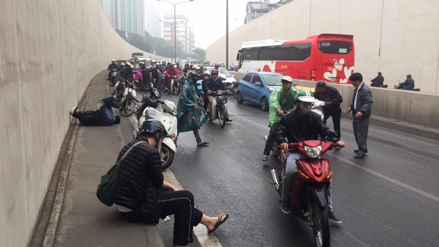 Hàng chục xe máy đổ la liệt trong hầm chui Kim Liên - 16
Nhiều người bị ngã rất đau nhưng không thấy có lực lượng nào hỗ trợ.