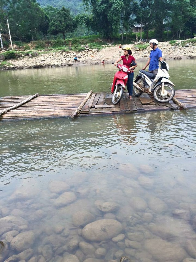 Nghịch cảnh người dân Yên Bái tự làm bè vượt sông bên cầu bỏ hoang - 13
Lũ quét cũng đã cuốn trôi cầu nên người dân cũng chỉ còn cách qua sông trên chiếc bè tự đóng