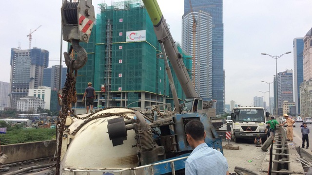 Hà Nội: Xe bồn "khủng" lật nghiêng, đường trên cao ùn tắc nghiêm trọng - 8
Cẩu xe bồn nặng chừng 20 tấn.