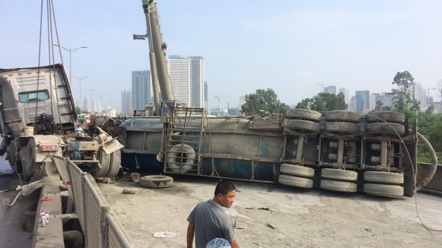 Hà Nội: Xe bồn "khủng" lật nghiêng, đường trên cao ùn tắc nghiêm trọng - 1 Hà Nội: Xe bồn "khủng" lật nghiêng, đường trên cao ùn tắc nghiêm trọng - 1