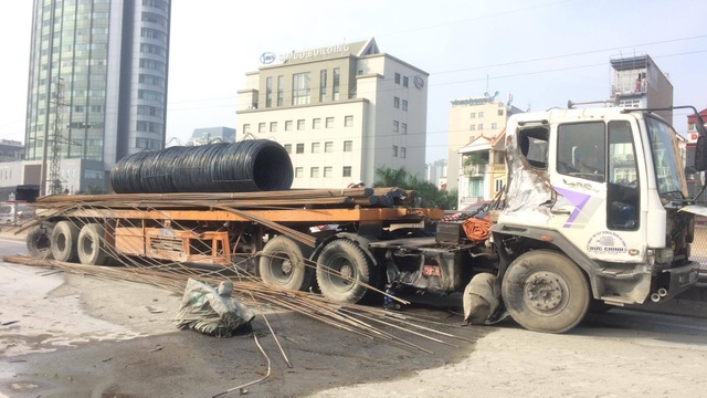 Hà Nội: Xe bồn "khủng" lật nghiêng, đường trên cao ùn tắc nghiêm trọng - 5
Chiếc xe đầu kéo chở thép trong vụ tai nạn.