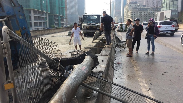 Hà Nội: Xe bồn "khủng" lật nghiêng, đường trên cao ùn tắc nghiêm trọng - 7 Hà Nội: Xe bồn "khủng" lật nghiêng, đường trên cao ùn tắc nghiêm trọng - 7