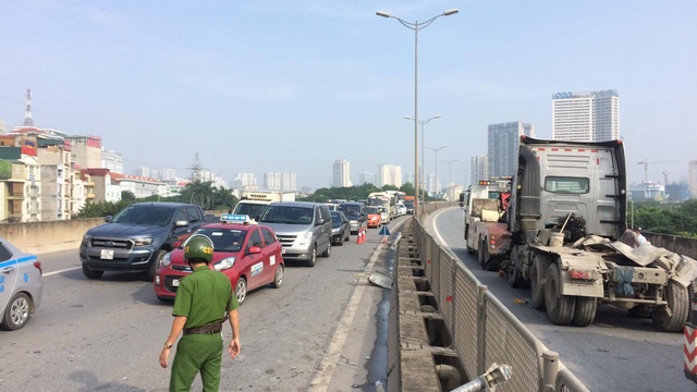 Hà Nội: Xe bồn "khủng" lật nghiêng, đường trên cao ùn tắc nghiêm trọng - 6
Giờ cao điểm sáng nay, một chiều đường tê liệt, một chiều ách tắc.