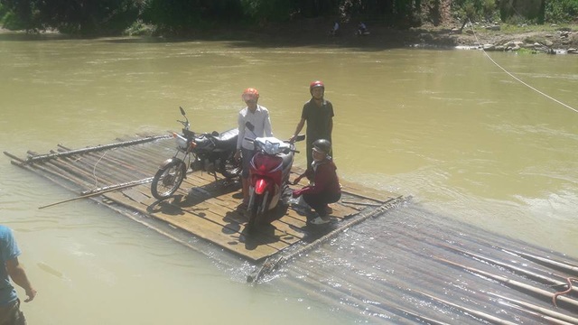 Nghịch cảnh người dân Yên Bái tự làm bè vượt sông bên cầu bỏ hoang - 1
Đây là đoạn sông Vực Bút, thôn Vực Bút đi từ xã Phong Dụ Hạ sang xã Phong Dụ Thượng (huyện Văn Yên, tỉnh Yên Bái). Để qua sông, người dân phải đánh liều tính mạng trên những chiếc bè mục nát, không được trang bị áo phao và được kéo thủ công nhờ đoạn dây cáp nối 2 bờ sông