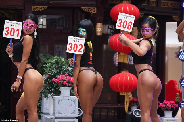 Nỗi khổ của “Nữ hoàng vòng 3” mỗi khi xuống phố - 11 Cuộc thi được so sánh với “Miss BumBum” của Brazil.