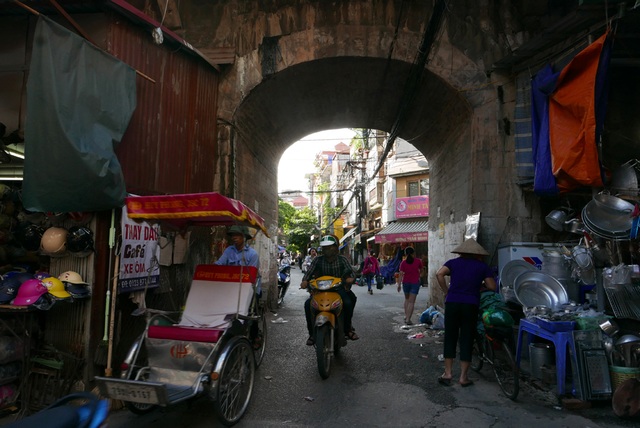 Nhịp sống quanh cây cầu đường sắt trăm tuổi ở Hà Nội - 2
Ban đầu, dưới cầu là 131 ô vòm giữa các cột đá. Nhiều người đánh giá các ô vòm vừa tạo kiến trúc đẹp mắt cho cây cầu, vừa thuận tiện đi lại.
