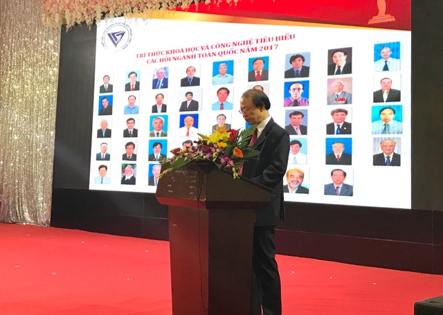 Tôn vinh các trí thức KH&CN tiêu biểu thuộc các Hội ngành toàn quốc năm 2017 - 1 Đ/c Phạm Văn Tân, Phó Chủ tịch kiêm Tổng Thư ký Liên hiệp Hội Việt Nam đọc Báo cáo kết quả triển khai nhiệm vụ tôn vinh trí thức KH&CN tiêu biểu thuộc các Hội ngành toàn quốc năm 2017.