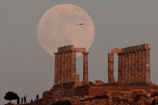 Trăng tròn mọc bên đền Poseidon, ở phía đông Athens, Hy Lạp. (Ảnh chụp ngày 8/7)
