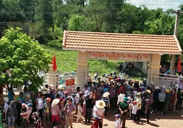 Phụ huynh căng băng rôn đề nghị thanh tra, kiểm tra tài chính nhà trường - 1 Hàng trăm phụ huynh tập trung phản đối tại trường Mầm non Quảng Thái