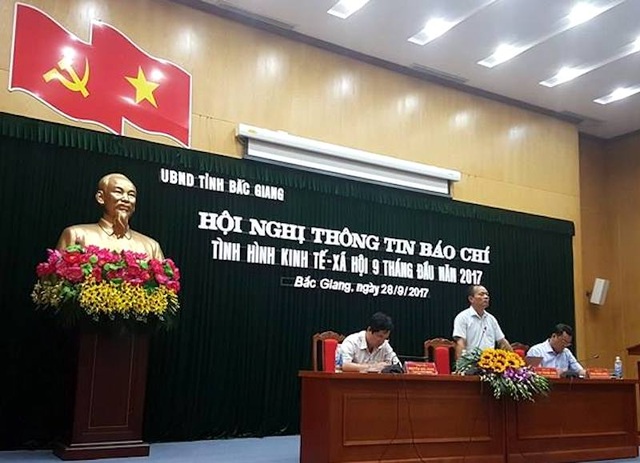 Hàng chục nghìn m2 đất rừng vào sổ đỏ “nhà quan”: Liệu có thoát êm? - 1
Phó chủ tịch thường trực UBND tỉnh Bắc Giang Lại Thanh Sơn chủ trì buổi làm việc hết sức thẳng thắn, cởi mở, chỉ đạo làm rõ tại chỗ nhiều vấn đề còn nổi cộm trên địa bàn tỉnh Bắc Giang thời gian qua.