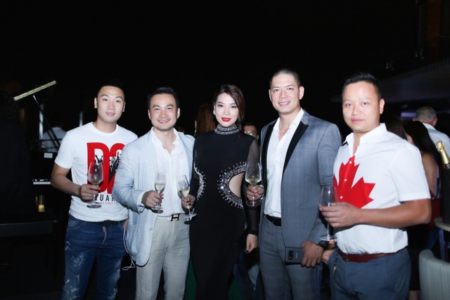 Đạo diễn phim “Kong” thể hiện tình cảm với Trương Ngọc Ánh trước đám đông - 4 Đạo diễn phim “Kong” thể hiện tình cảm với Trương Ngọc Ánh trước đám đông - 4