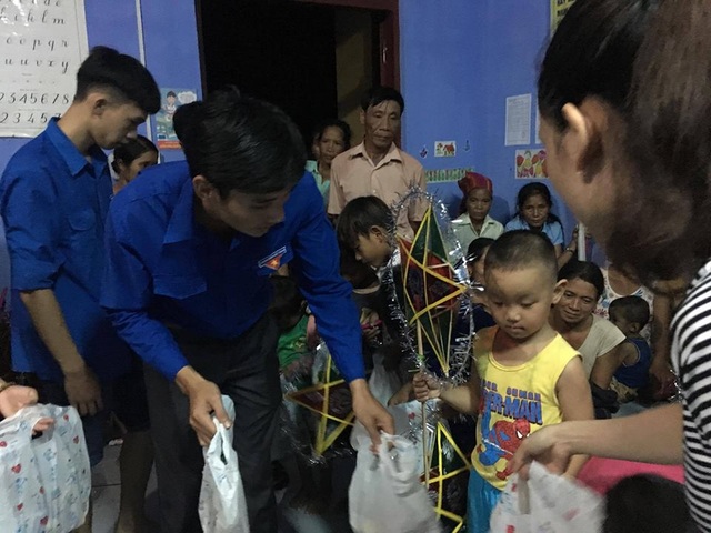 Quà Trung thu đến với học sinh nghèo, miền núi - 5 Tặng quà Trung Thu cho học sinh dân tộc tại xã miền núi Trường Sơn, huyện Quảng Ninh