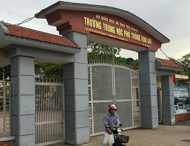 Quảng Ninh: Một học sinh lớp 10 tử vong do rơi từ tầng cao xuống đất - 1
Trường THPT Hòn Gai nơi có học sinh lớp 10 rơi từ tầng 5 xuống tử vong (ảnh CYV)