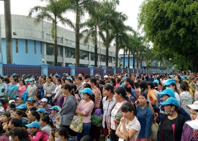 Thanh Hóa: Hàng nghìn công nhân tiếp tục đội mưa đình công - 2 Công nhân nghi ngờ các cam kết sẽ không được thực hiện vì trước đó, nhiều phản ánh mà chưa được đáp ứng