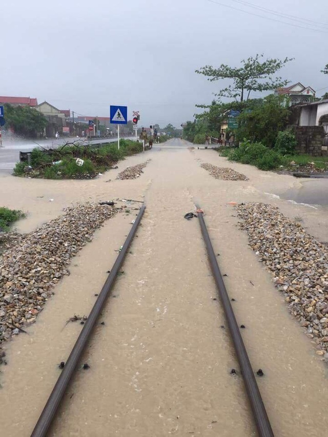 Mưa lớn bất ngờ gây ngập Quốc lộ 1A - 1 Đoạn đường sắt gian ga Hoàng Mai (Nghệ An) - Trường Lâm (Thanh Hóa) bị ách tắc hơn 2h vào trưa 4/10 do mưa lớn gây ngập lụt.