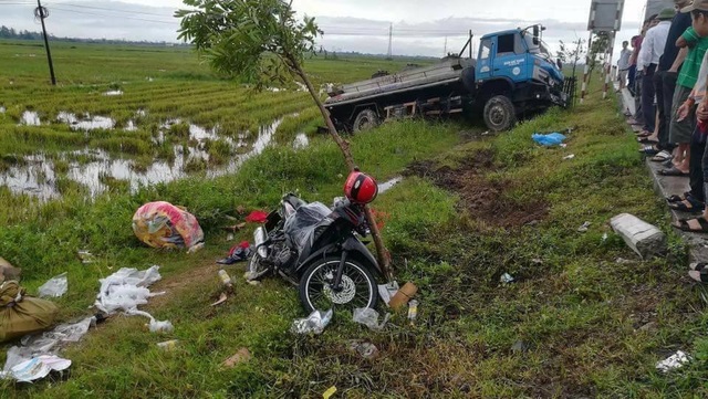 Trên đường mua bánh tổ chức Trung thu cho trẻ em, nữ tu bị xe bồn đâm tử vong - 1 Hiện trường vụ tai nạn xe bồn đâm xe máy nữ tu Anna Trần Thị Phượng.