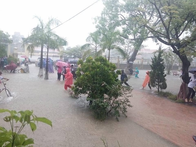 Mưa lớn bất ngờ gây ngập Quốc lộ 1A - 6 Các em học sinh phải lội nước vào lớp học.