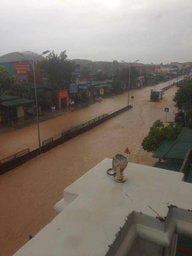 Mưa lớn bất ngờ gây ngập Quốc lộ 1A - 8 Mưa lớn bất ngờ gây ngập Quốc lộ 1A - 8