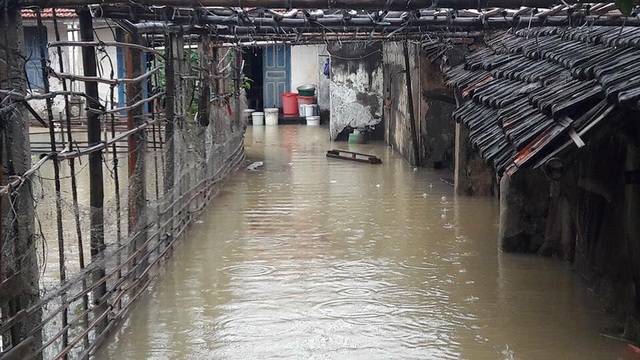 Mưa lớn bất ngờ gây ngập Quốc lộ 1A - 11 Nhà dân ngập từ ngõ vào trong.