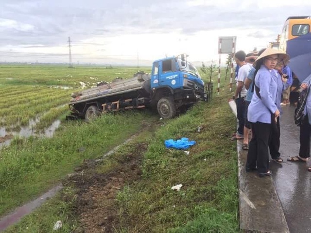 Trên đường mua bánh tổ chức Trung thu cho trẻ em, nữ tu bị xe bồn đâm tử vong - 2 Chiếc xe bồn nằm gọn dưới ruộng lúa.
