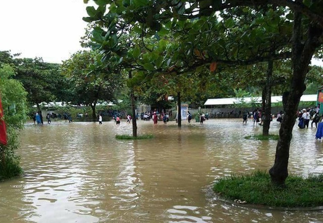 Nghệ An: Nhiều trường học ngập lụt, học sinh phải nghỉ học - 11 Mưa lớn làm sân trường ngập, các em buộc phải nghỉ học dở chừng trong những ngày qua tại huyện Anh Sơn.