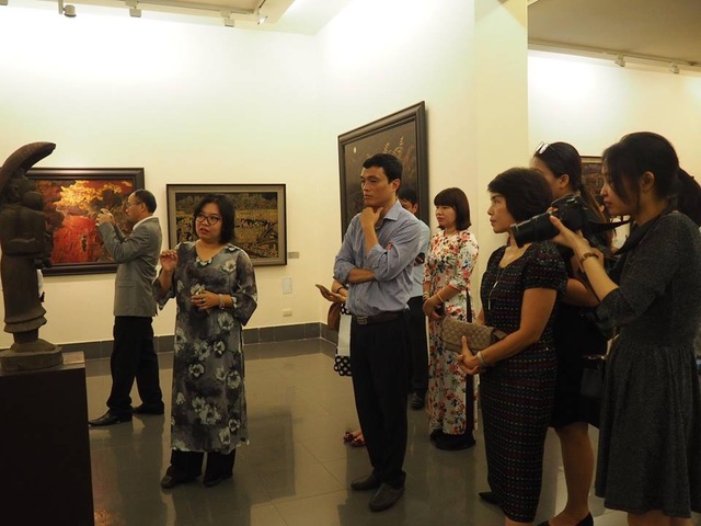 Khai trương “Tuyến du lịch vàng” tham quan thành phố Hà Nội - 2 Du khách nghe thuyết minh tại Bảo tàng Mỹ thuật Việt Nam trong lễ khai trương sáng 10/10. Ảnh: Trâm Nguyễn.