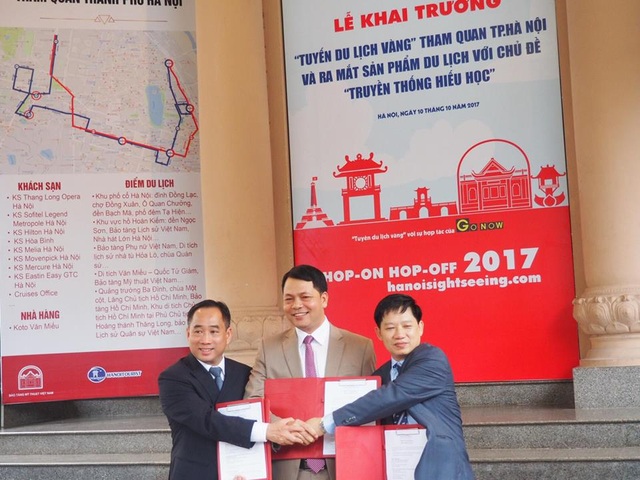 Khai trương “Tuyến du lịch vàng” tham quan thành phố Hà Nội - 1 Đại diện 3 đơn vị tổ chức Tuyến du lịch vàng tham quan TP. Hà Nội bắt tay trong lễ khai trương. Ảnh: Trâm Nguyễn.