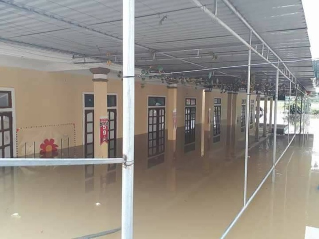 Nghệ An: Nhiều trường học ngập lụt, học sinh phải nghỉ học - 8 Các trường mầm non Bình Sơn, THCS Hoa Sơn, Tiểu học Hội Sơn, huyện Anh Sơn chìm trong biển nước.