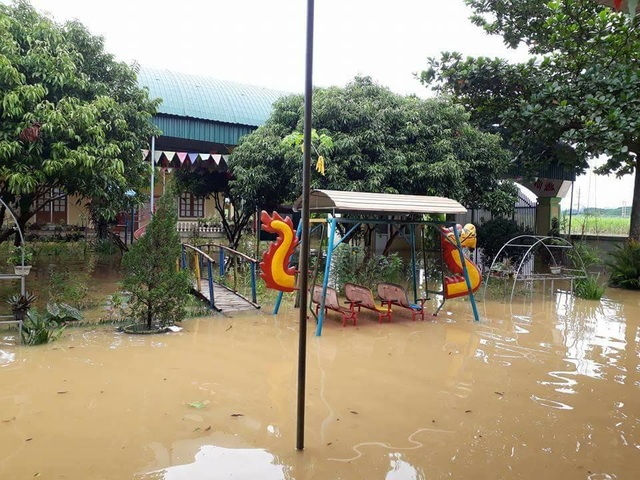 Nghệ An: Nhiều trường học ngập lụt, học sinh phải nghỉ học - 10 Sân trường nước lũ bao vây.