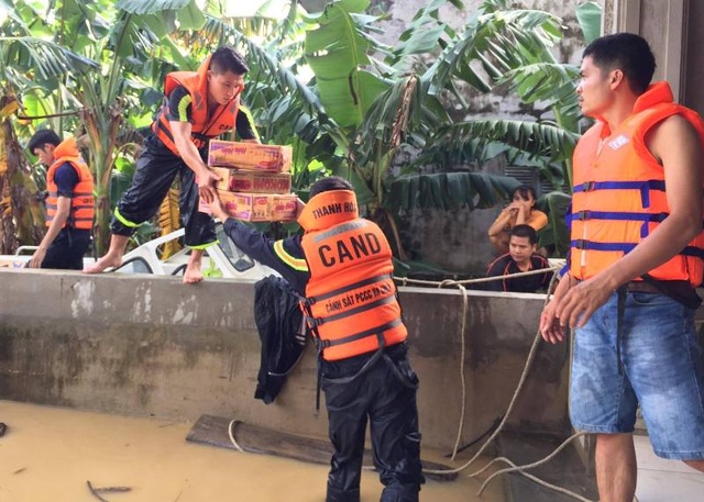 Nhiều vùng vẫn ngập sâu, cảnh sát cứu hỏa giúp dân chống "giặc nước" - 8 Nhiều vùng vẫn ngập sâu, cảnh sát cứu hỏa giúp dân chống "giặc nước" - 8