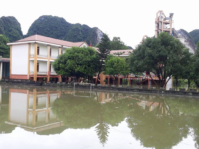 Nghệ An: Nhiều trường học ngập lụt, học sinh phải nghỉ học - 4 Nghệ An: Nhiều trường học ngập lụt, học sinh phải nghỉ học - 4