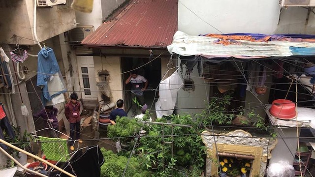 Huy động máy chuyên dụng thông tắc đường cống “bức tử” cư dân 146 Quán Thánh - 4
Lực lượng chức năng trong khuôn viên biệt thự cổ 146 Quán Thánh.