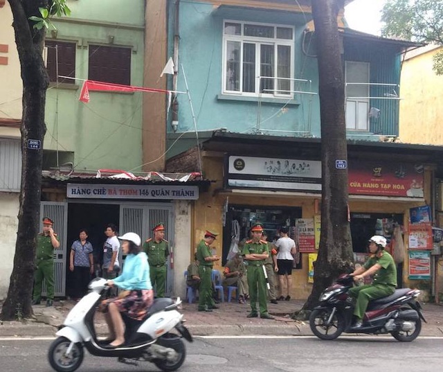Huy động máy chuyên dụng thông tắc đường cống “bức tử” cư dân 146 Quán Thánh - 5
Lực lượng công an có mặt đảm bảo an ninh trật tự tại khu vực 146 Quán Thánh.